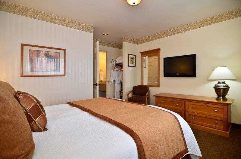 Best Western Plus Edmonds Harbor Inn Room photo